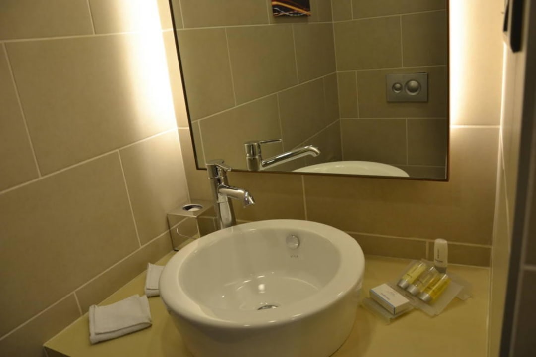 Der Fön liegt extra unter der Ablage Hilton Garden Inn Konya