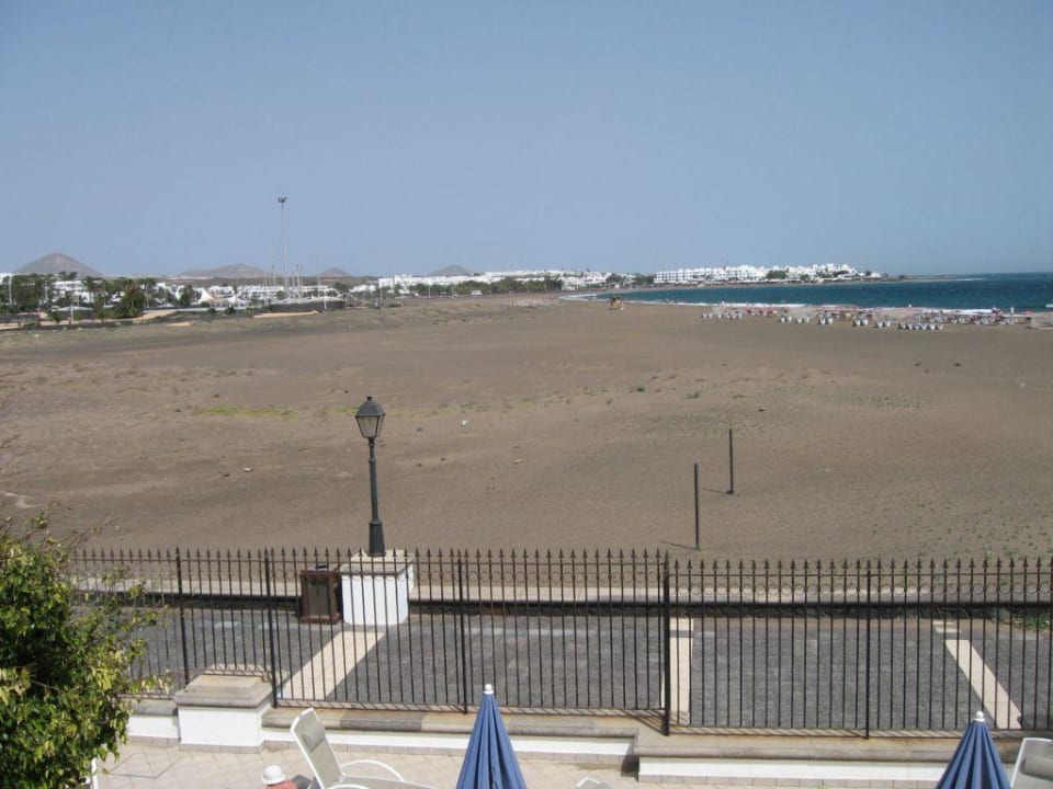Blick vom Hotel zum Strand Hotel Las Costas