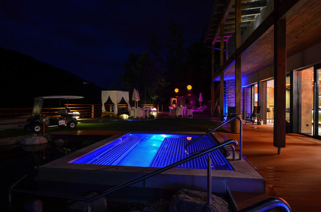 Hot-Whirlpool im Schwimmteich Quellenhof Luxury Resort Passeier