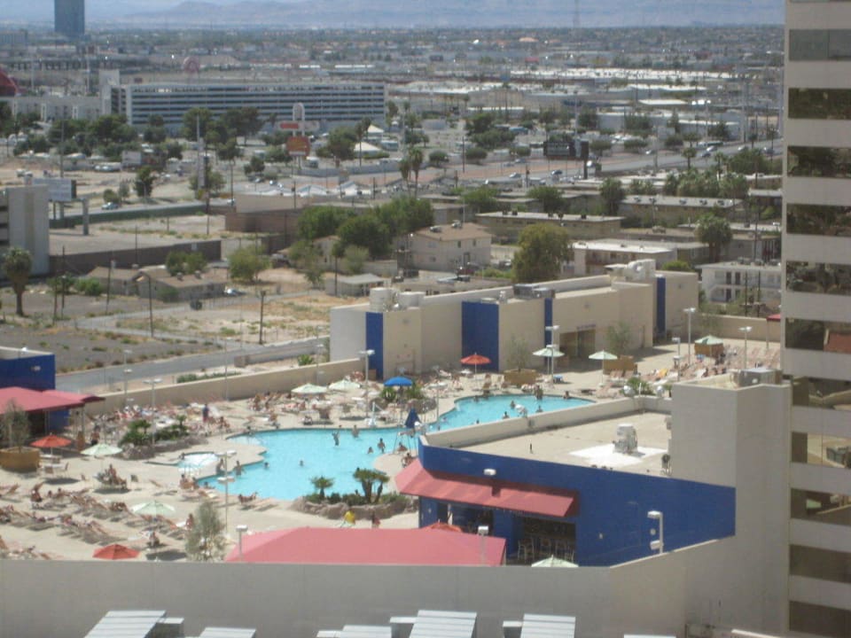 Blick aus unserem Zimmer auf den Hotelpool The STRAT Hotel, Casino and SkyPod