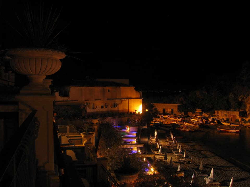 Blick Nachts vom Balkon links Mazzaro Sea Palace