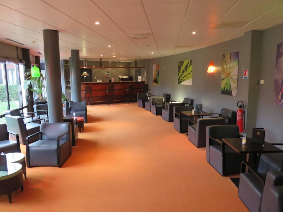 Bar im Durchgang zum Restaurant  Hotel Porte Sud de Genève