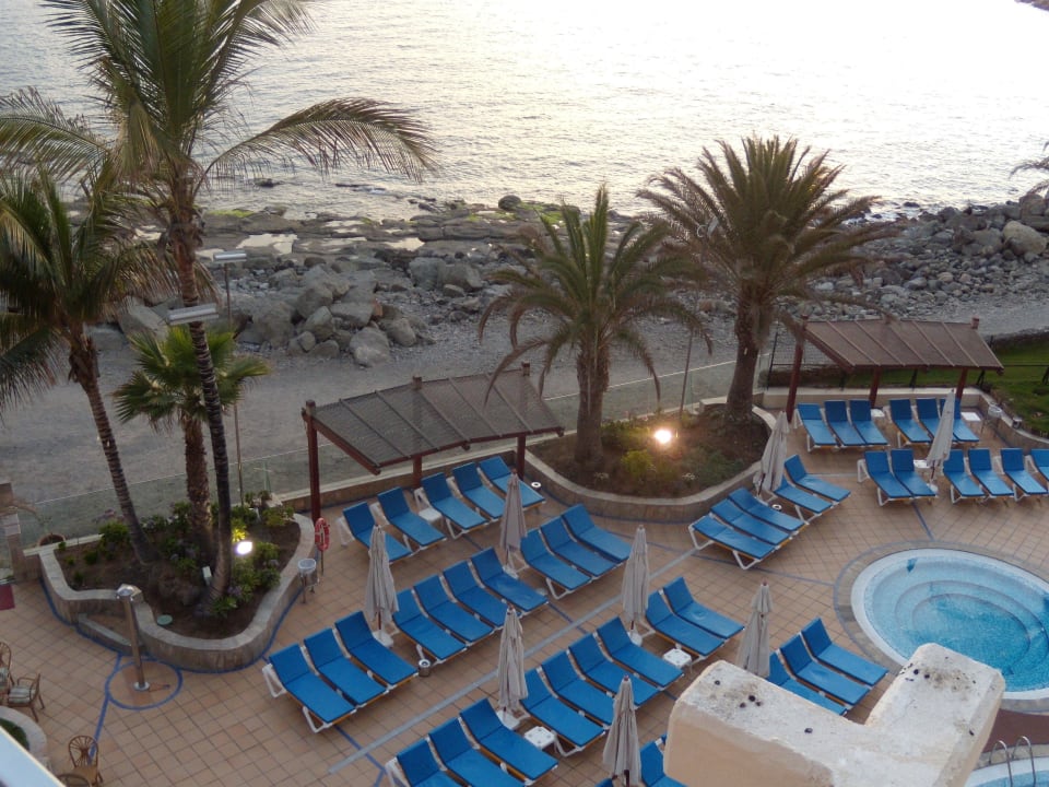 Der Liegebereich mit Gartenanlage Bull Dorado Beach & Spa