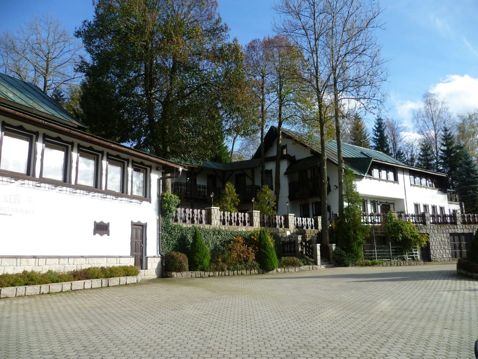 Hotel vom Parkplatz aus gesehen Hotel V Nebi Josefuv Dul
