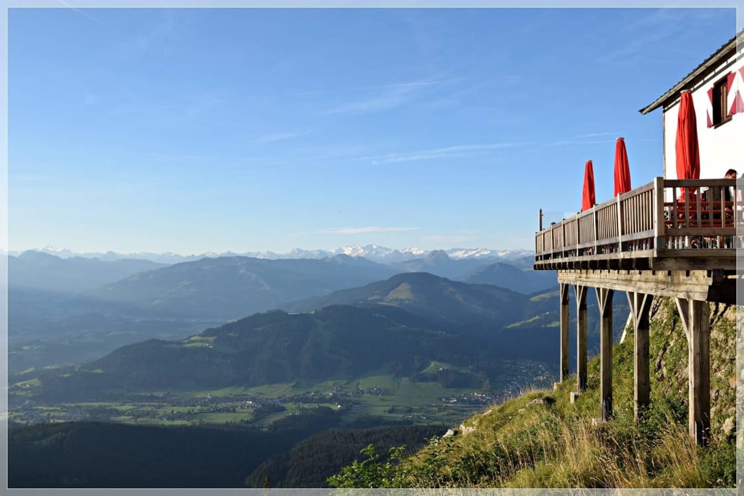 Sonnenterrasse mit Blick ins Tal Gruttenhütte
