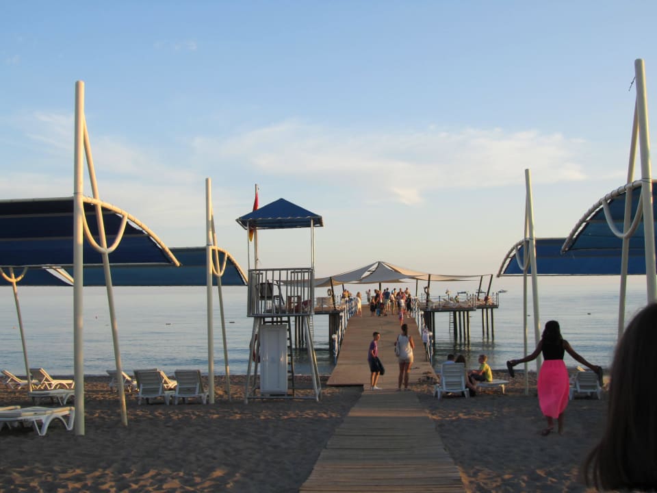 Weg und Steg am Strand Seaden Sea World Resort & Spa