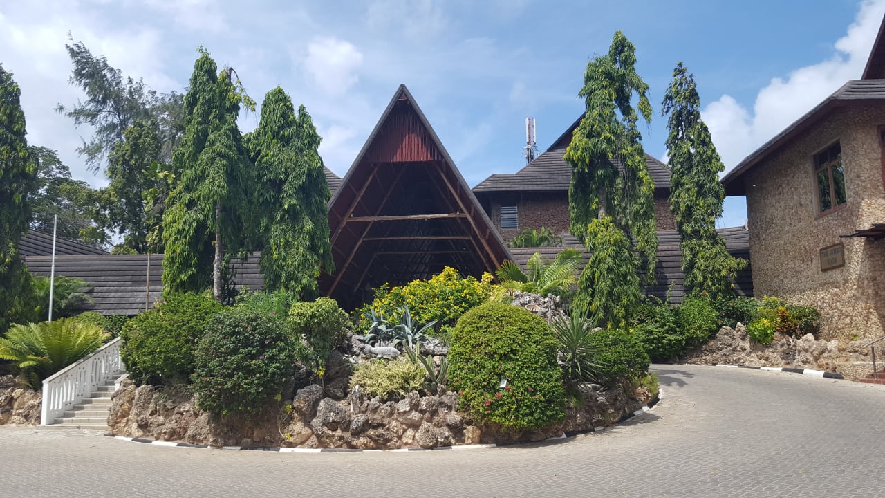 Lobby Travellers Beach Hotel & Club