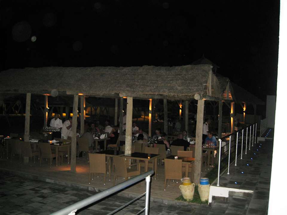 Strandrestaurant am Abend The Orangers Beach Resort and Bungalows