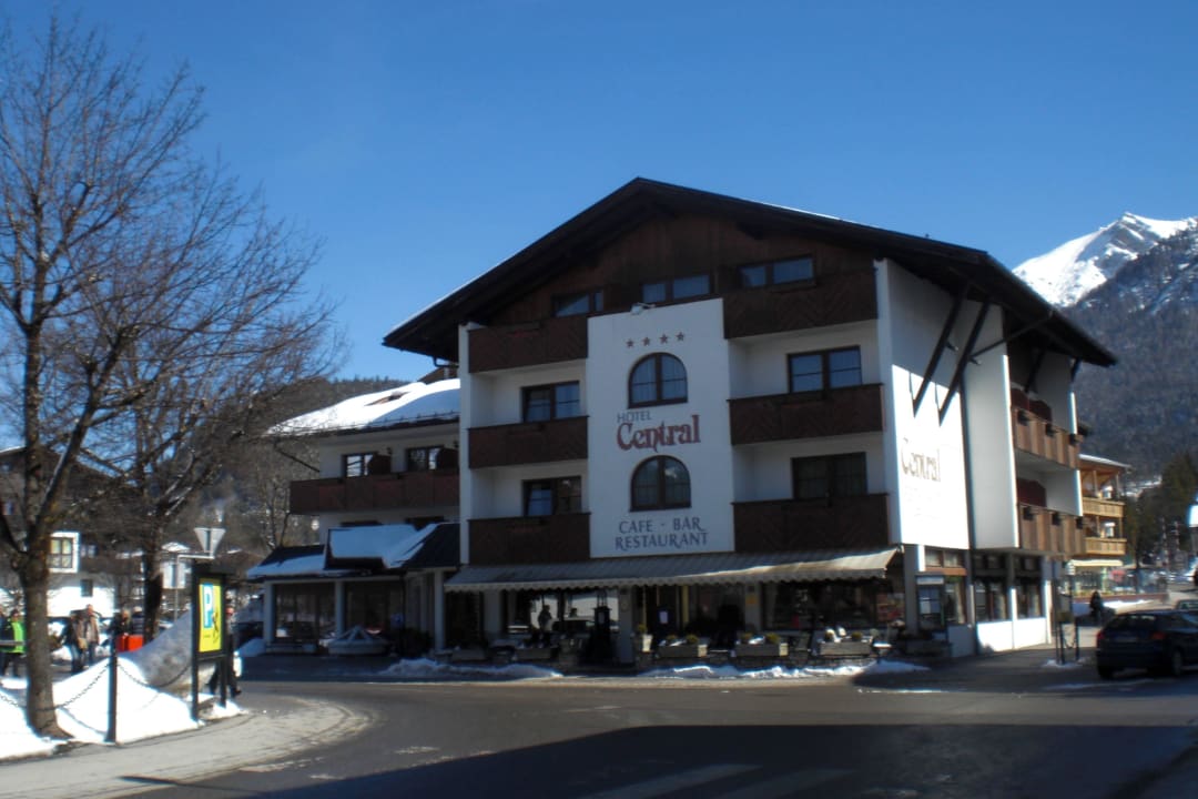 Von der Strasse aus Hotel Central