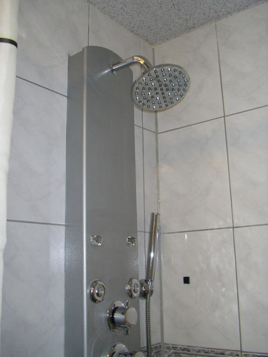 Bad mit Regendusche Hotel Zur Auguststadt