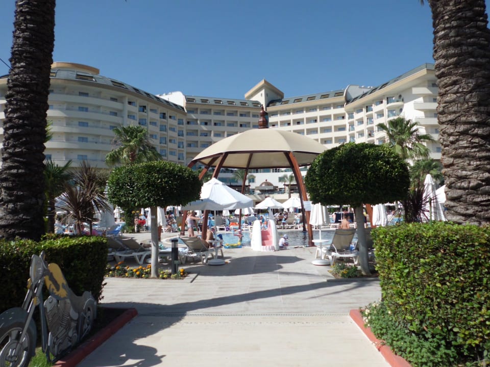 Von der Gartenanlage aus Saphir Resort & Spa