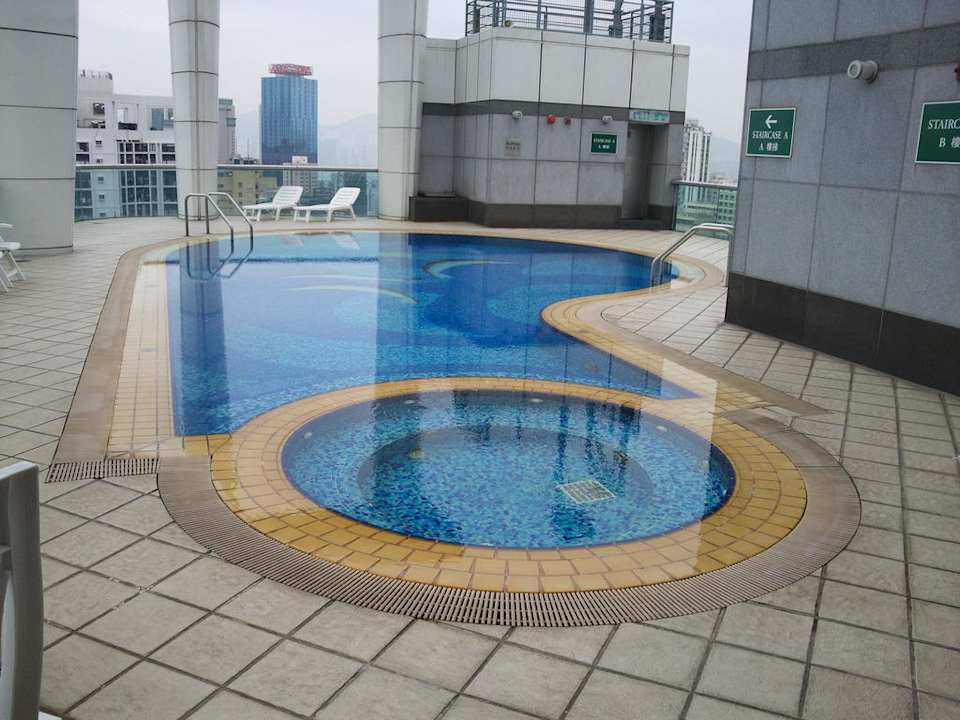Pool im obersten Stock Metropark Hotel Causeway Bay Hong Kong