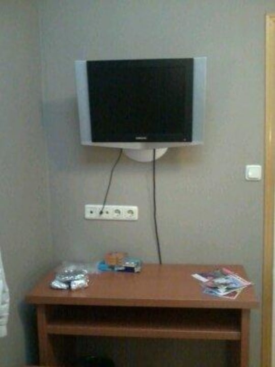 TV und Schreibtisch XO Hotel Inner