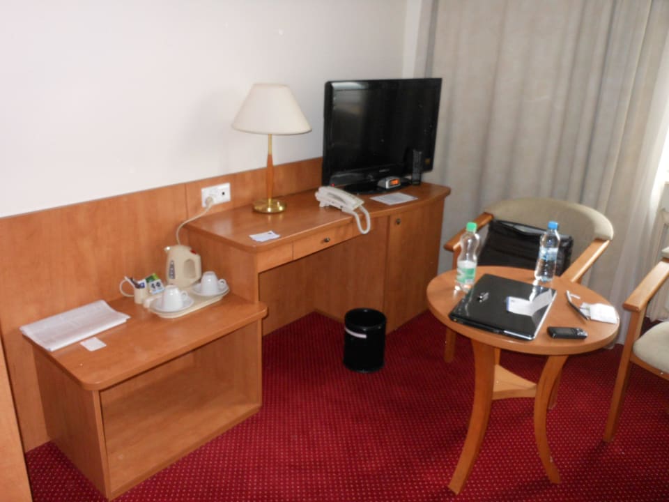 Zimmer - TV und Schreibtisch Best Western Hotel Portos