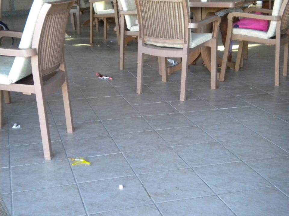 Verdreckte Bar im Poolbereich VONRESORT Golden Beach