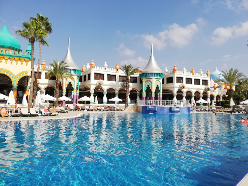 Pool Kamelya Aishen Club