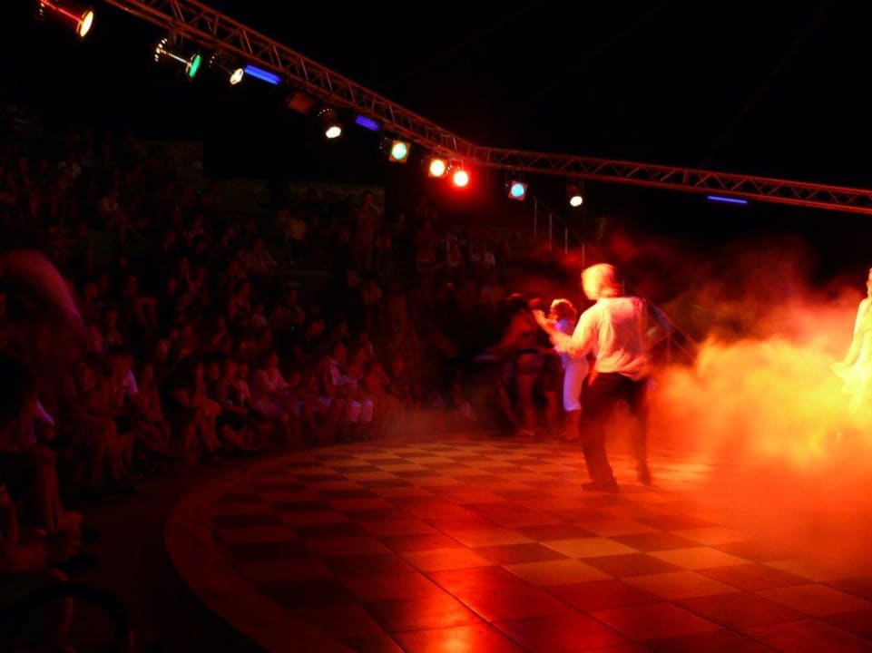 Blick ins Amphitheater während einer Show Atlantica Mikri Poli Rhodes