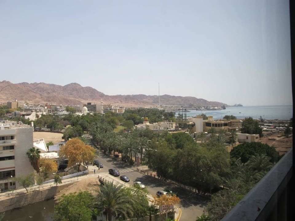 Blick vom Zimmer zum roten Meer Hotel & Suites Days Inn, Aqaba