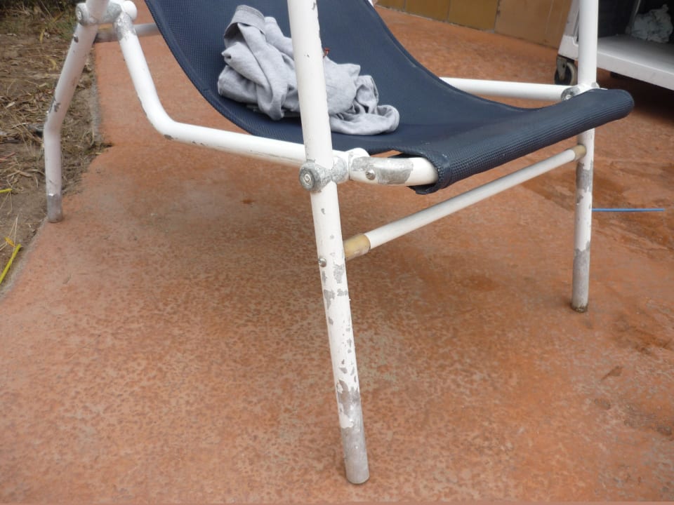 Alte verbrauchte Stühle am Pool Green Garden Aparthotel