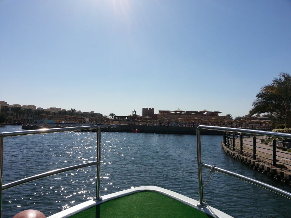 Mit dem Boot durch die Anlage Pickalbatros Dana Beach Resort - Hurghada
