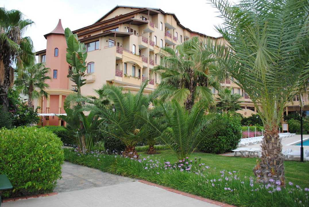 Сад Bella Resort & Spa