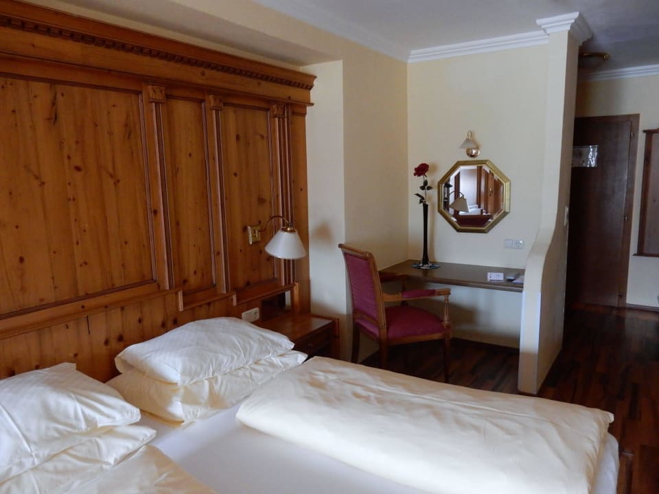 Bequeme Betten und holzvertäfelte Wand Hotel Mauracherhof