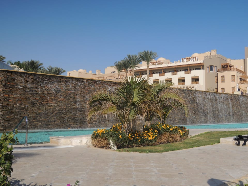 Der Pool mit Meerblick vom Strand aus gesehen Makadi Spa - Adults only