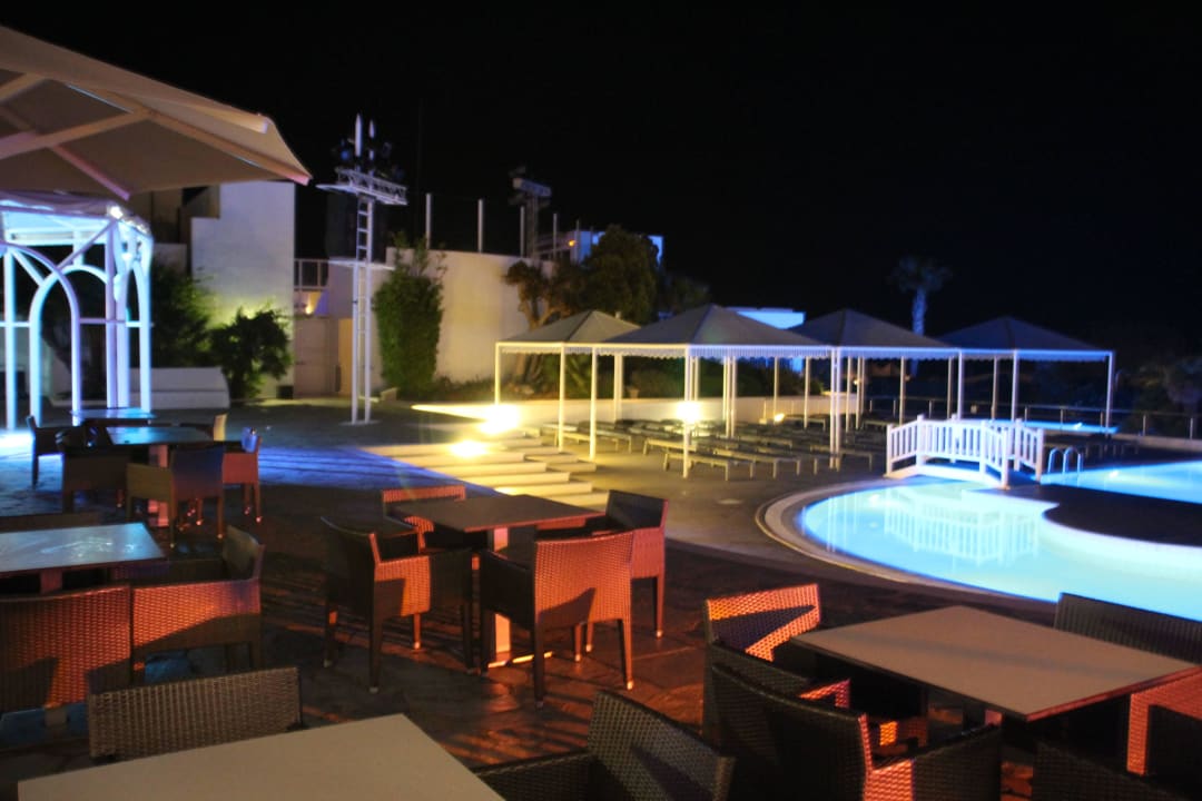 Pool und Terasse am Abend ROBINSON DAIDALOS