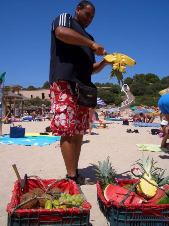 Fruchtverkäufer am Strand Grupotel Cala Marsal Nature Hotel