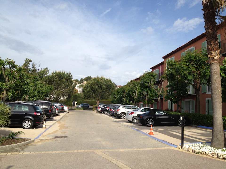 Staubiger Parkplatz Hotel Domaine de l' Albatros