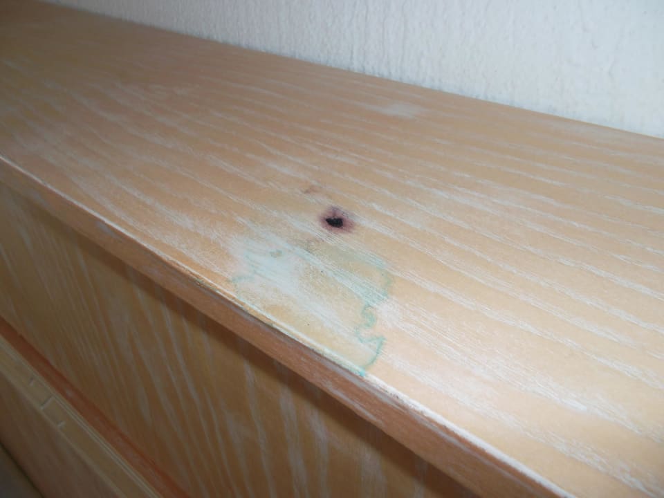 Schimmel auf der Ablage beim Bett  Hotel Tej Marhaba