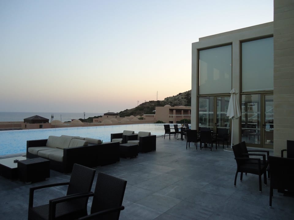 Außenanlage an der Lobby Atlantica Belvedere Resort