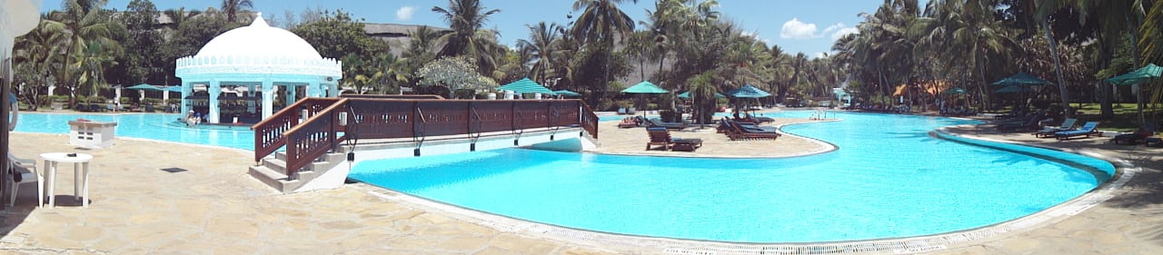 Panoramabild Poolanlage mit Poolbar Hotel Southern Palms Beach Resort