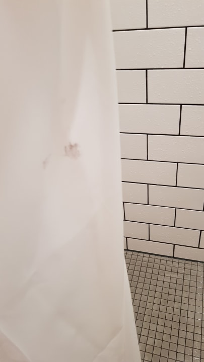 Mini-Duschbad mit Duschvorhang und Stockflecken Ku' Damm 101 Hotel