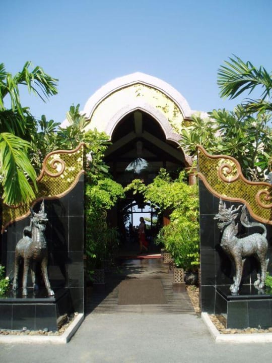 Hoteleingang von der Straße aus gesehen Beyond Karon - Adults only 18+