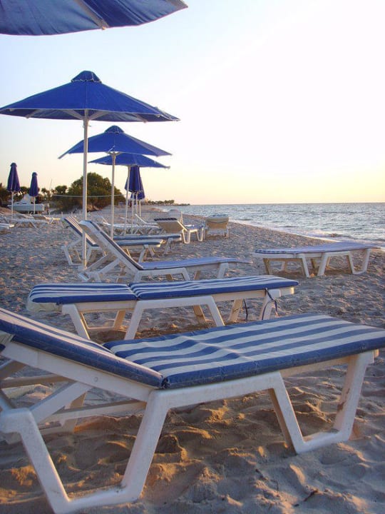 Strand mit Liegen Caravia Beach Hotel
