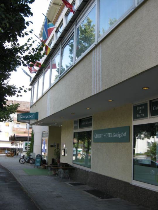 Blick auf den Eingang Hotel Königshof