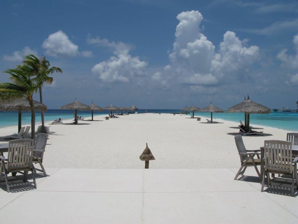 Blick von der Thundi-Bar auf den Strand Veligandu Maldives Resort Island