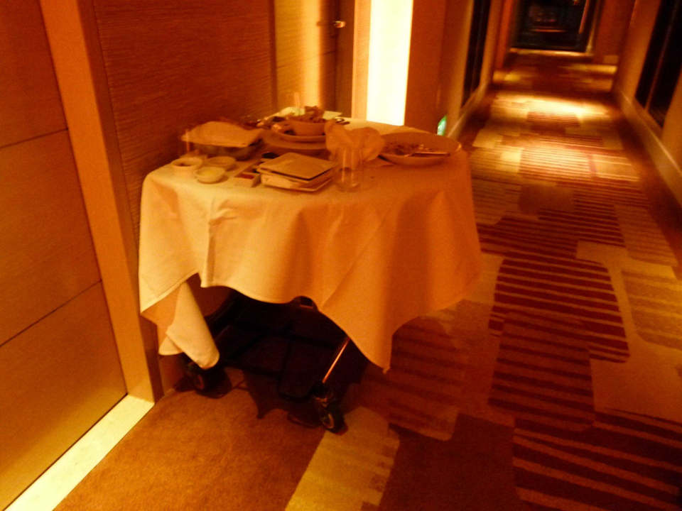 Essensreste auf dem Flur - stundenlang... Marina Bay Sands