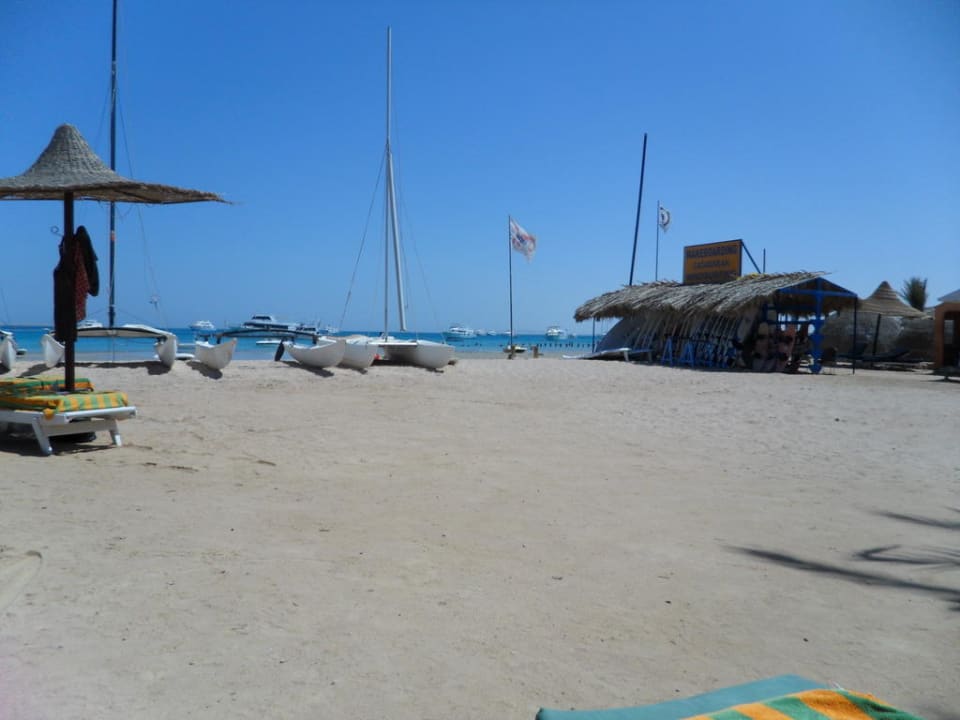 Surfbereich mit Katamaran Giftun Azur Resort