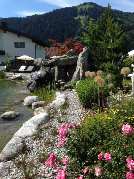 Gartenanlage mit See Wellnesshotel Engel