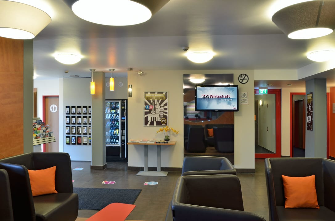 Lobby B&B Hotel Frankfurt-Niederrad