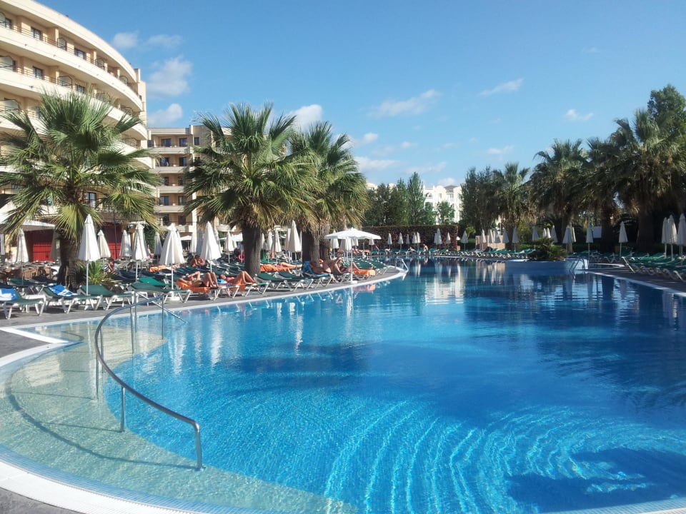 Pool, ca. 50m lang, um 10:15 Uhr allsun App.-Hotel Orient Beach