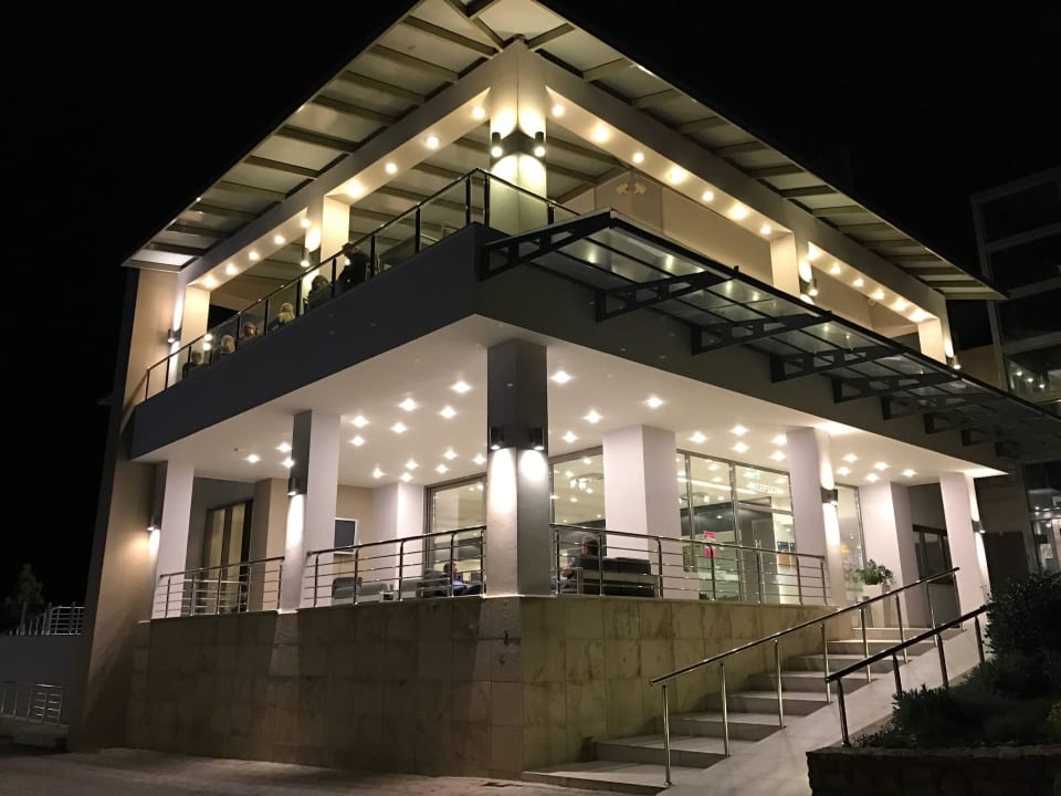 Außenansicht von Rezeption und Restaurant Lagomandra Hotel & Spa