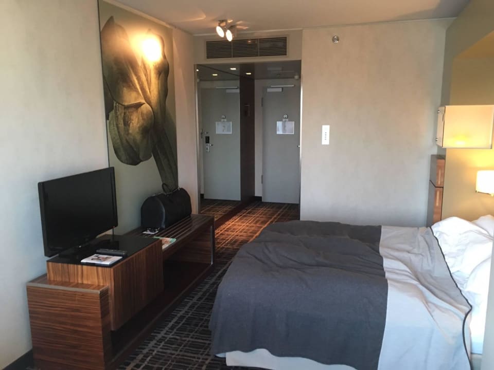 Aufgeräumte geschmackvolle Zimmer Dorint Hotel am Heumarkt Köln