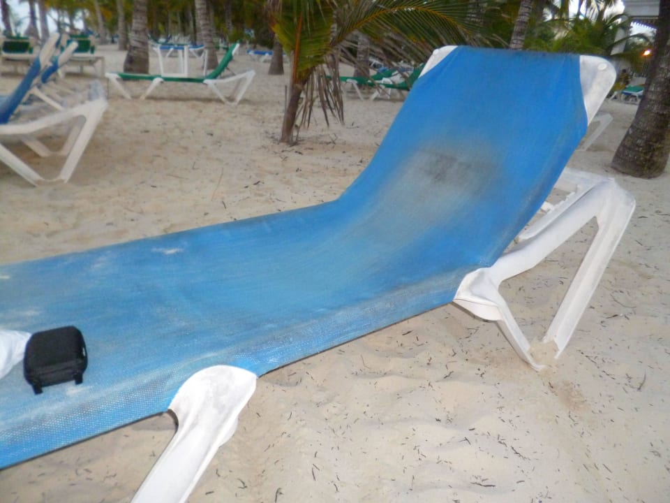 Alte und defekte Strandliegen Hotel Riu Palace Punta Cana