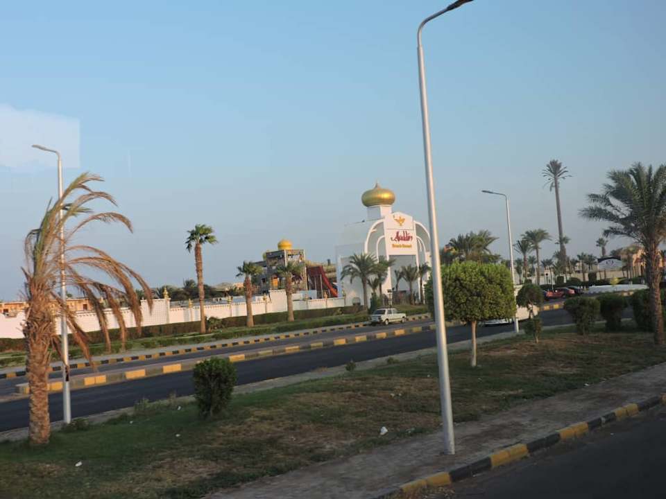 Wjazd do hotelu z lotniska Pickalbatros Alf Leila Wa Leila Resort - Neverland Hurghada