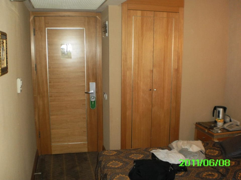Ein sehr kleiner Schrank.  Pierre Loti Hotel