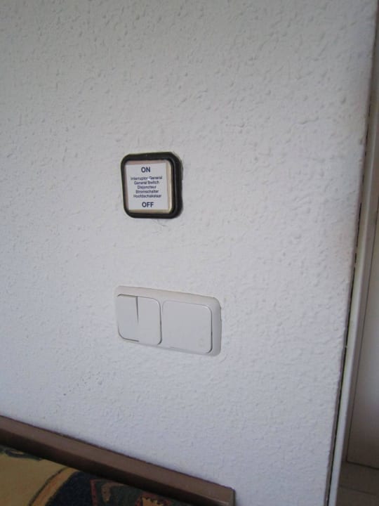 Elektrische Schalter an unmöglichsten Stellen Hotel Club Cala Romani