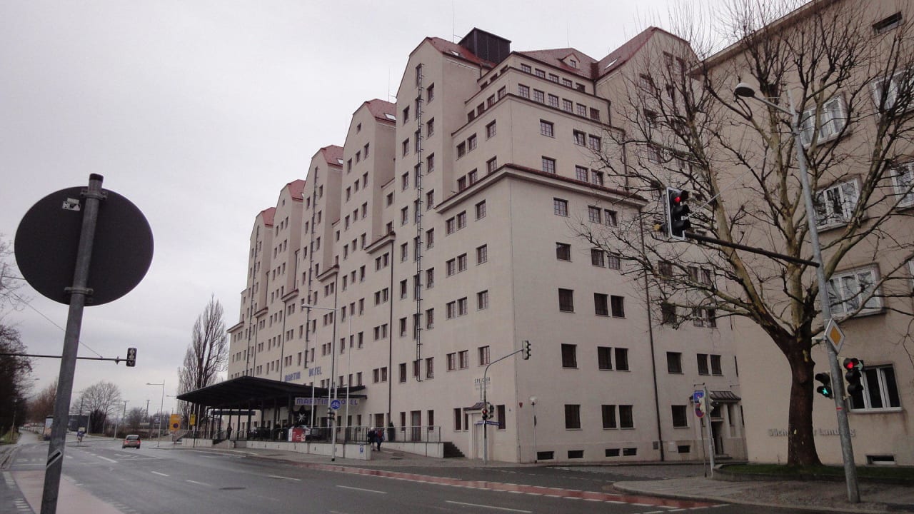 Von der Straßenseite Maritim Hotel Dresden